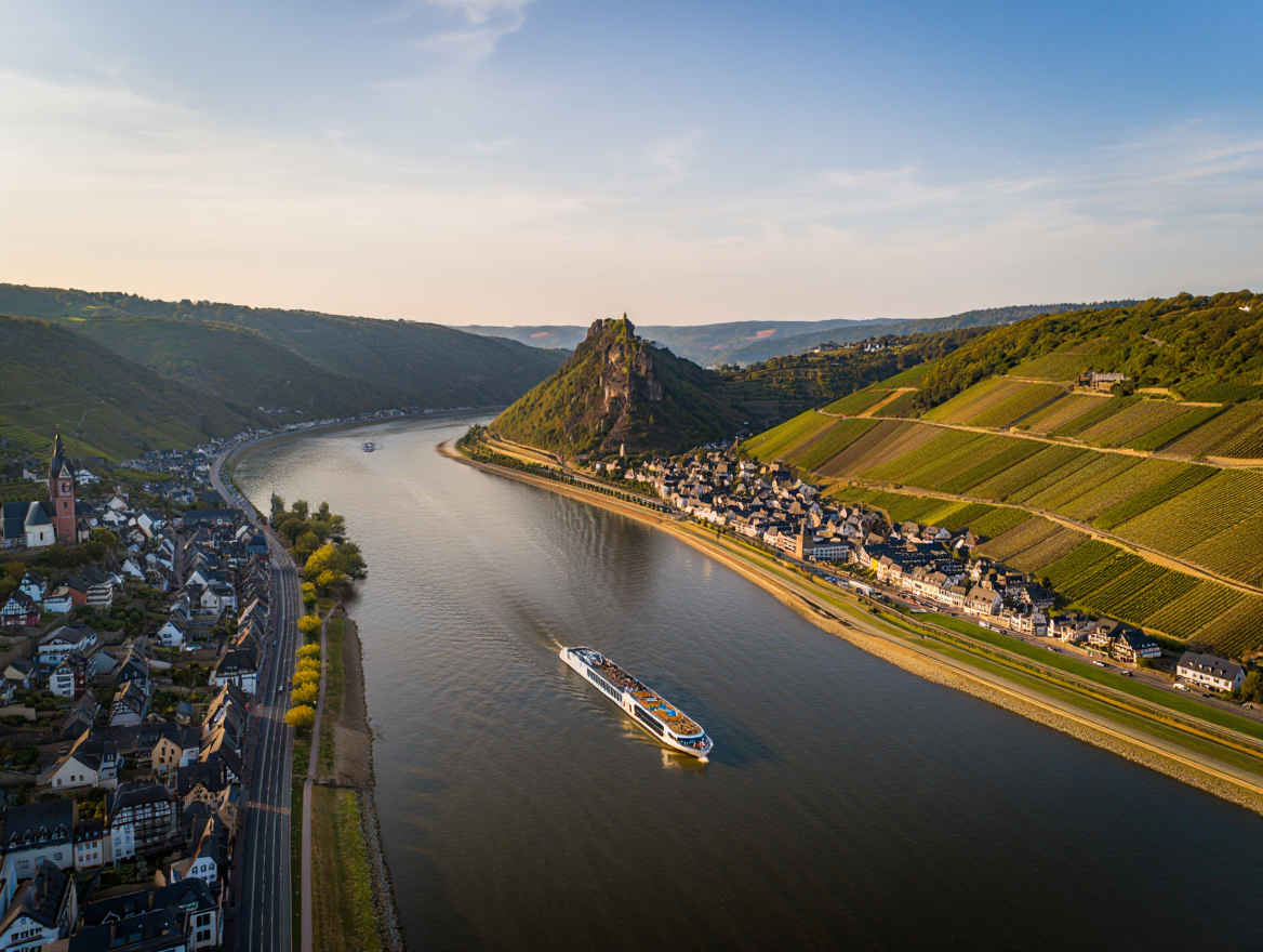 Das romantische Rheintal mit mittelalterlichen Burgen und Weinbergen