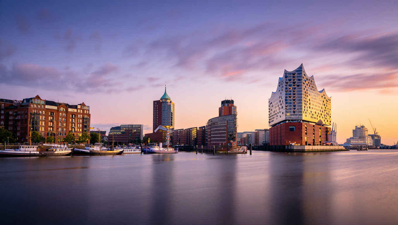 Hamburger Hafen mit Speicherstadt und Elbphilharmonie